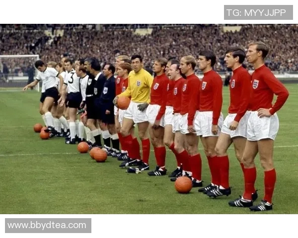 足球巨星同框合影展现荣耀时刻 球场传奇汇聚一堂见证历史瞬间 足球巨星同框合影展现荣耀时刻 球场传奇汇聚一堂见证历史瞬间